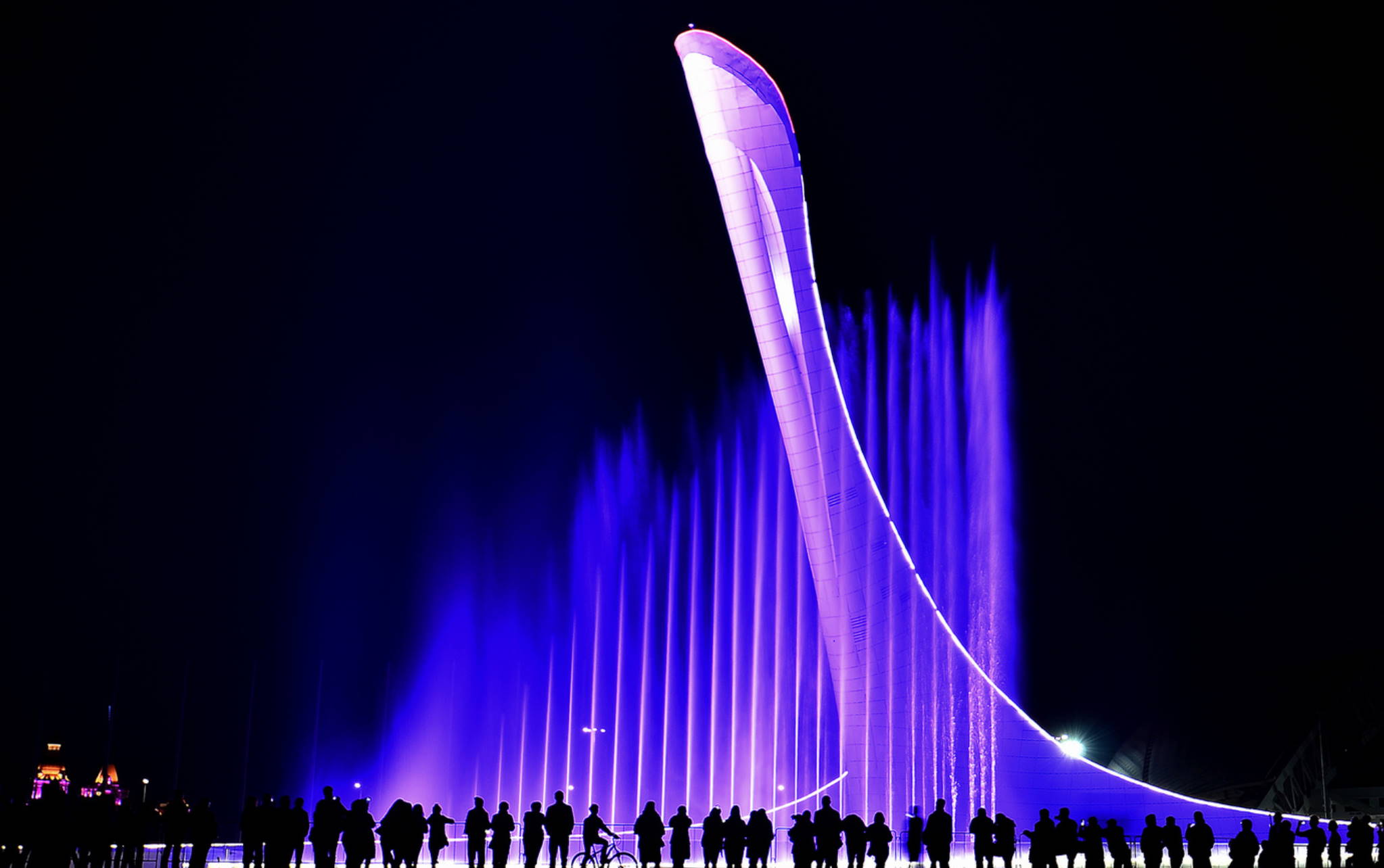 Олимпийский парк сегодня поющие фонтаны. Поющие фонтаны Сочи Олимпийский парк. Поющий фонтан Адлер Олимпийский парк. Сочи шоу фонтанов в Олимпийском парке. Поющий фонтан в Сочи в Олимпийском парке.